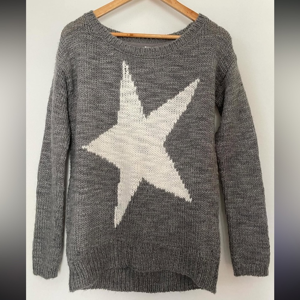 Aeropostale Gray Sweater with White Star